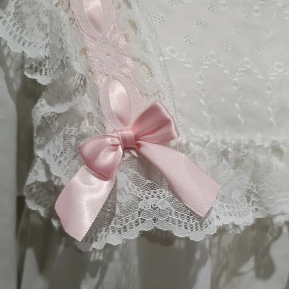 Elegant White Lace Chemise with Pink Accents - Picture 7 of 9